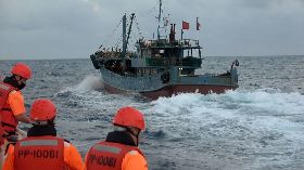 海巡查扣越界陸船  消毒防疫情（1）