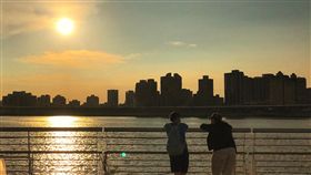 北部高溫（1）中央氣象局2日表示，中南部對流非常旺盛，中午過後持續發布10縣市大雨、豪雨及大豪雨特報；不過北部卻是高溫晴朗，下午大台北地區一度出現攝氏37度高溫，台灣南北天氣形成強烈對比。圖為北市民眾傍晚到河濱公園休憩賞夕陽。中央社記者裴禛攝　107年7月2日
