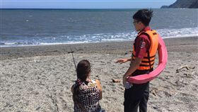 宜蘭內埤海灘常釀意外　消防員勸導遊客遠離宜蘭縣南方澳內埤海灘因屬於陡降型海灘，易造成反捲流，常釀溺水意外，為避免意外再發生，宜蘭縣消防局3日起增派人力在當地實施預防性宣導，呼籲遊客遠離踏浪處。（宜蘭縣消防局提供）中央社記者沈如峰宜蘭縣傳真　107年9月3日