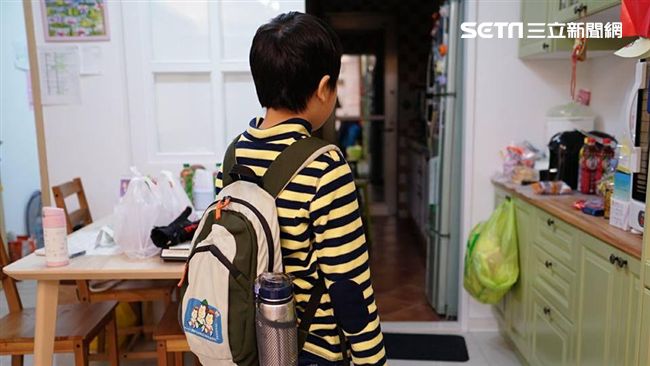 開學2天…兒子書包慘況讓她拳頭硬了
