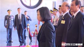 總統蔡英文3日赴總統忠烈祠主持中華民國107年秋祭忠烈祠殉職人員典禮時，一個抿嘴的動作遭到惡意指稱是吐口水。（圖／擷取自軍聞社影片）