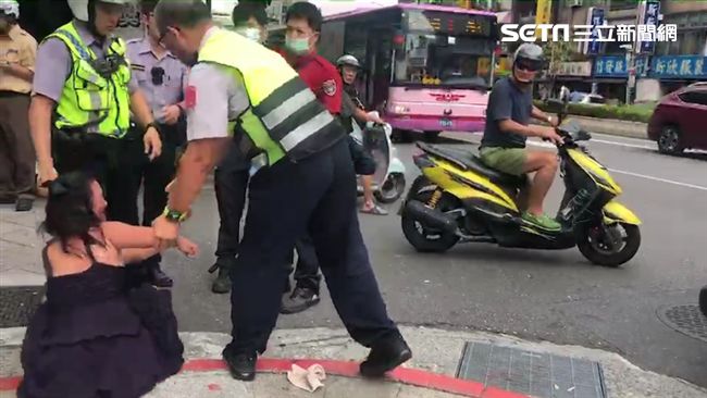 怪婦持刀大街閒晃　割腕遭警噴辣椒水