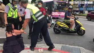 怪婦持刀大街閒晃　割腕遭警噴辣椒水