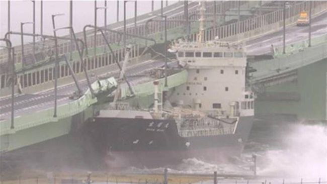 燕子肆虐日本！油輪撞關西空港聯絡橋