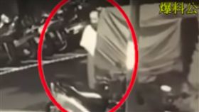 黃翁當街打手槍的過程被人拍下後上傳至爆料公社（翻攝自《爆料公社》）