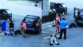 內馬爾,假摔,爭吵,保全,駕駛,大陸,海南,吵架,裝死　圖／翻攝自微博　