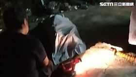 北市消防隊員將老翁遺體從樹上搬至地面（翻攝畫面）