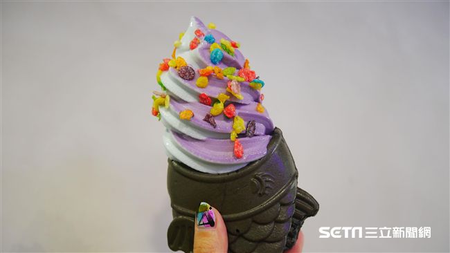 IG爆紅甜點　鯛魚燒吐出彩虹冰淇淋