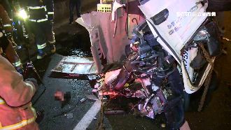 小貨車國道追撞貨櫃車　駕駛斷腿身亡
