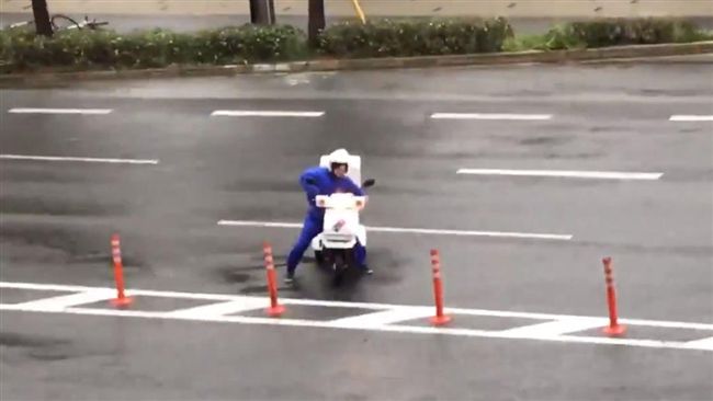 颱風天叫披薩！外送員硬撐30秒倒地