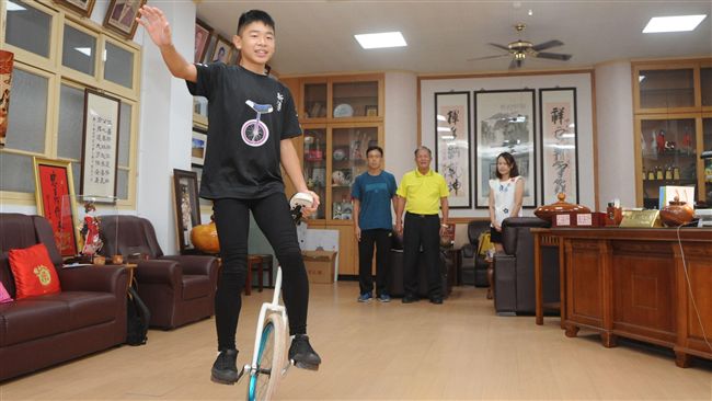 克服先天疾病　獨輪車大賽奪3金2銀