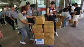 婚姻平權公投案遞交連署書（1）婚姻平權公投2案4日遞交連署書，相關工作人員將連署書分類後送到中選會。中央社記者吳家昇攝  107年9月4日