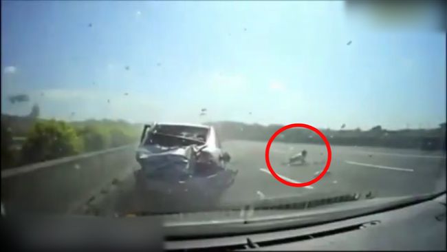 「人甩出來」！國道超車2車「翻滾」
