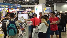 台灣在星國推觀光接地氣入境隨俗新加坡旅展中推台灣觀光，觀光局駐星人員也要熟悉星馬地區與台灣的中文語彙差異，才能入境隨俗接地氣，不致發生雞同鴨講有趣場景。中央社記者黃自強新加坡攝　107年8月8日