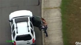 美國一名29歲女子羅德里格斯（Caitlyn Rodriguez），日前開車載著嬰兒躲避警察，逃亡過程中，羅德里格斯撞上一輛小貨車被迫停下，但她仍不放棄，直接提起嬰兒籃跨越高速公路，甚至試圖劫持一輛白色汽車。最後警方及時趕到，成功逮捕羅德里格斯。（圖／翻攝自YouTube《Global News》）