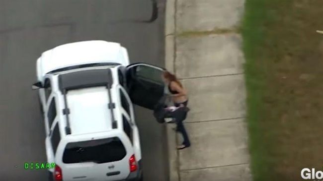 女子狂飆拒捕　撞車還帶嬰兒劫車