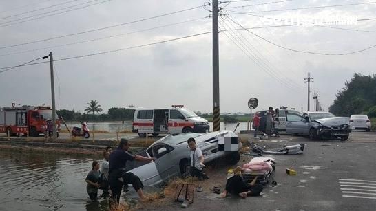 兩家庭高速對撞　車墜魚塭慘1死6傷