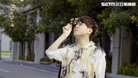 吳青峰擔任台中花博大使，在MV鐘用望遠鏡看花花世界。（圖／大房小山提供）