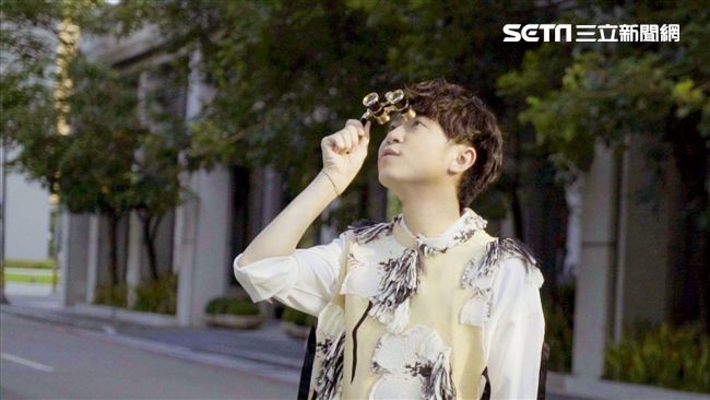 拍MV阿公阿嬤盯著看　他老人魂上身