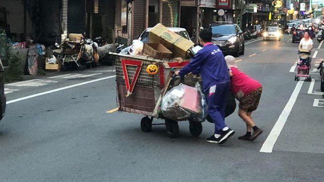 讓我幫您…高中生暖幫佝僂嬤推回收車