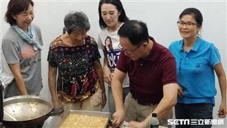 新招？丁守中化身廚師　為里民加菜