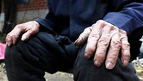 髒手、手、老人的手示意圖／pixabay