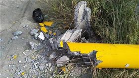 開車撞倒電線桿　女駕駛自曝在做…
自撞,三寶,調整衣服
翻攝畫面