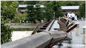 燕子颱風襲關西　嵐山渡月橋欄杆斷掉／翻攝自京都新聞