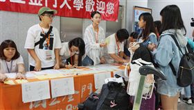 金大接機迎新生　校長盼學生以金門為基地