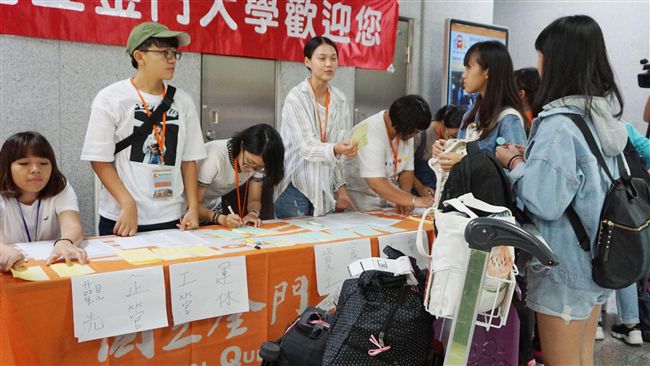 金門大學新鮮人　機場溫馨迎新生