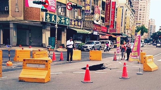 搶修完才兩天　高市義華路又有坑洞