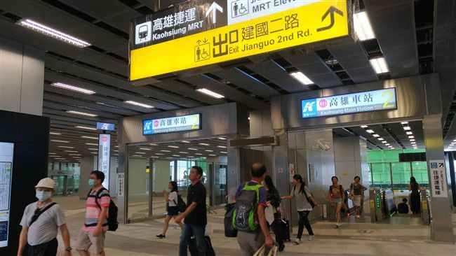 高捷高雄車站改停新站　乘客讚漂亮