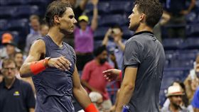 納達爾（左）跨網擁抱堤姆。（圖／美聯社／達志影像）