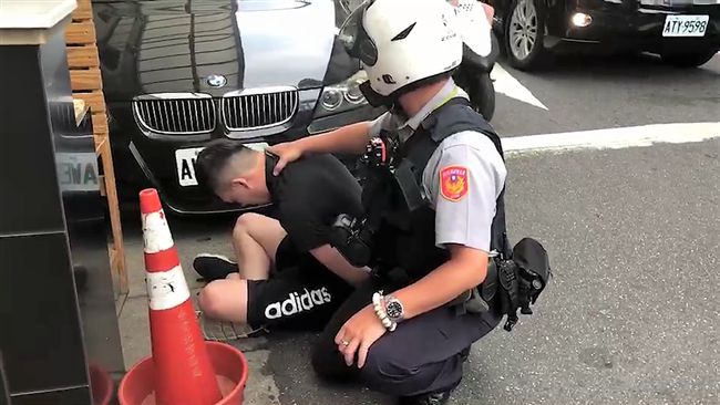 警當街逮詐欺車手　路人竟怒嗆這句話
