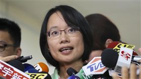 吳音寧回應相關問題針對第一果菜及魚類批發市場改建案，台北市長柯文哲5日說，7日後將請台北農產運銷公司總經理吳音寧來開會討論。吳音寧（前）5日下午在北農舉行記者會，對外回應相關問題。中央社記者裴禛攝  107年9月5日