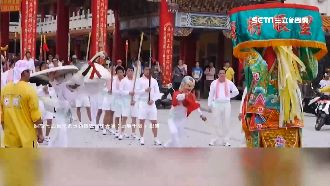 「白鶴」穿梭陣頭討喜　罕見武陣護轎