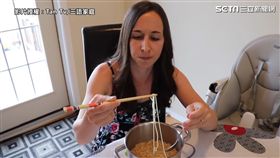 Chloe第一次嚐試泡麵。