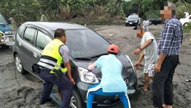 宜蘭,沙坑,受困（圖／翻攝自宜蘭縣政府警察局礁溪分局臉書）