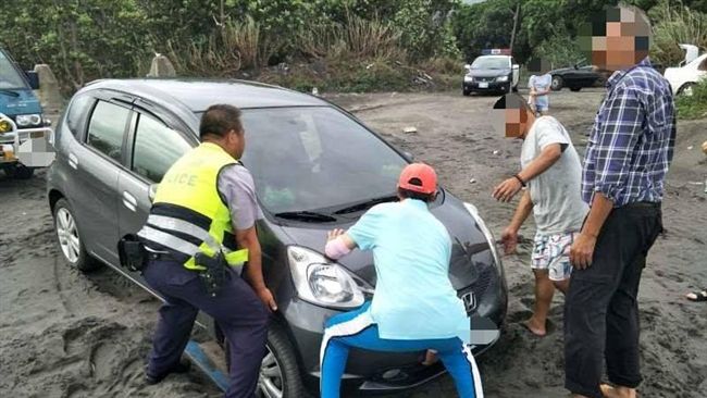 風景太美看得出神！轎車不慎開入沙坑