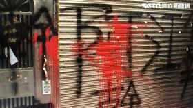 林男住家樓下鐵門先前遭人噴漆及潑漆（翻攝畫面）