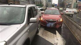 ▲佛系車禍處理！用擲骰子決定賠多少錢（圖／翻攝自封面新聞）
