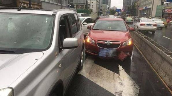 佛系車禍處理！用擲骰子決定賠多少錢