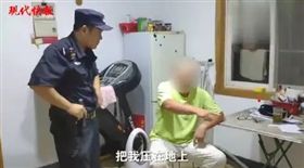 ▲男子被150公斤兒子壓制在地。（圖／翻攝自現代快報）