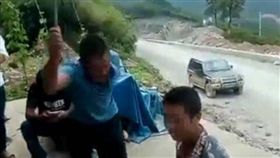 79歲母遭老虎鉗虐昏10天！村長氣炸「鞭刑逼下跪」認錯　逆子嚇壞哀號（圖／翻攝自微博）