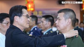 嚴德發主持將官晉任典禮中華民國107年下半年陸海空軍將官晉任布達暨授階典禮28日上午在台北三軍軍官俱樂部舉行，由國防部長嚴德發（前左）布達晉任命令並授階。中央社記者吳翊寧攝　107年6月28日