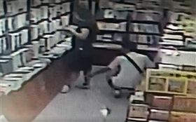 明目張膽！穿裙女專心看書　男竟直接蹲下狂偷拍