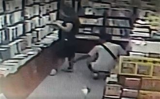 大膽！穿裙女看書　噁男竟蹲下狂偷拍