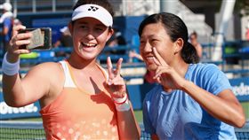葛蘭（左）與搭檔内島萌夏晉級8強後與奮合影。（圖／四維體育推廣教育基金會提供）