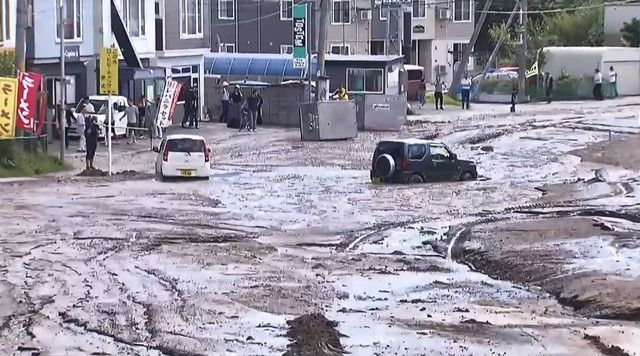 札幌土壤液化！車開一半被吞如末日