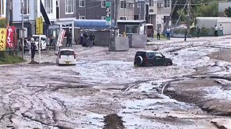 札幌土壤液化！車開一半被吞如末日